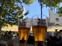 アヴィニョン パレ広場で1664ビール