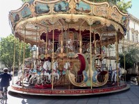 広場のメリーゴーランド