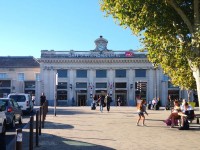 朝のアヴィニョン中央駅