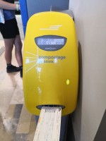 SNCFの切符を打刻機に通す