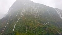 フィヨルドの岩山