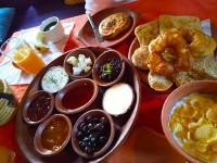 朝食はパンにつけるペーストの種類が豊富！