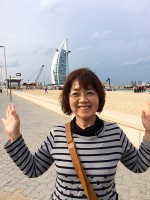 海岸から、姫のバックに七つ星ホテルを望む（風が強かったので・・・） （バージュ・アル・アラブ）