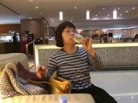 空港のラウンジで一杯
