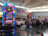 ラスベガス空港のエントランス、すぐスロットができる