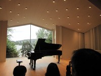 音楽堂内のピアノ