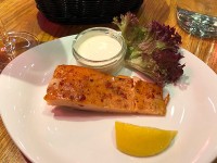 鮮魚店売り場の奥にあるレストランにて