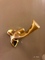 ドアノブは粘土を握ってデザインしたとか。右手でも左手でも握ってみるとしっくり来る