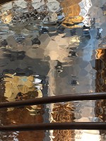 特注されたというエレベーターの窓ガラス。向こうが海のように見える