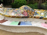 モザイクのぐねぐねベンチ。公園の広場の周りをこんな感じで囲っています。半分以上覆われていたのが残念