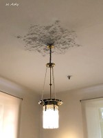 ガウディの家博物館。部屋の照明も、天井の装飾も美しい