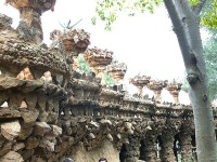 タイルづくり以外にこのような石を組み合わせて作られたところも。内側はベンチになっている