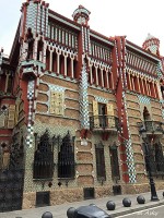 正面。建築主がタイル業者だったため タイルが多い