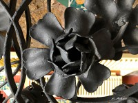 入口横の手すりは鋳物の花