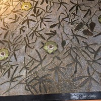 エッチングに花が描かれている 壁の装飾