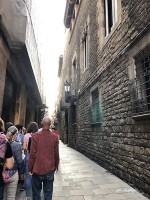 細い路地に面した美術館。開館前に並ぶ人々