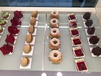 路地を歩いているとこんなおしゃれな ケーキ屋さんが