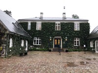 ルイジアナ美術館。表の入り口はこじんまり見えますが