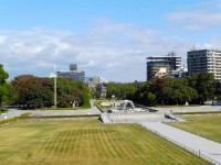 手前に記念資料館