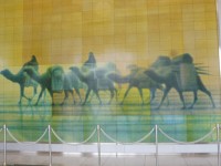 平山作の入り口壁一面の画
