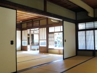 襖を開けて広げた居間