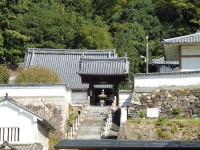 山門、左に行くと普明閣