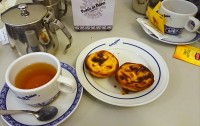 ジェロニモス修道院近くでエッグタルトを食べたパステイシュ・デ・ベレンにて