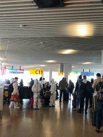 スキポール空港の乗り換えでは防護服を着た中国人グループに遭遇