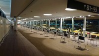 【成田空港】連絡通路はすべてコロナ関連確認所、待合場所として利用されています