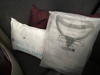 パジャマ、小さな枕もビジネクラスのアメニティー。(持ち帰り自由)