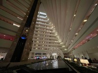 ロビーまわりには大きな池?吹き抜けがありとても開放感のあるゴージャスなつくり