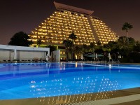 中庭からの夜景も美しい