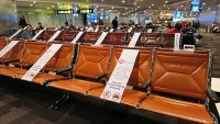 ゲート前の椅子、Social Distance対策!