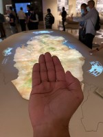 カタールの地図は、右手のひらを上に向け親指を少し内側に曲げた形と似ている!これでカタールを忘れることはないとガイド談(笑)