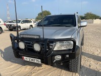 車は全てTOYOTAランドクルーザー。1台3人乗車(助手席1名、後部座席2名)