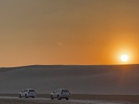 夕日の染まる砂漠