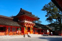 本殿、右隅に歩く巫女