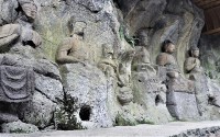 更に右隣の三尊