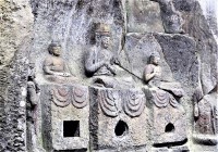 第二窟の如来三尊、穴は経を収めるためのもの