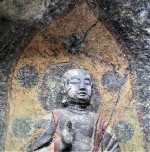 中心の地蔵、背景付き
