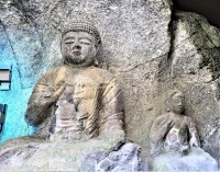 左：山王山石仏、右：如来