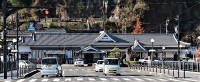 駅舎全体、表から