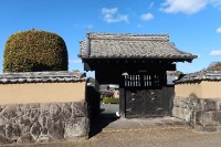 門の内部はカラ