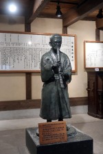記念館内の立像