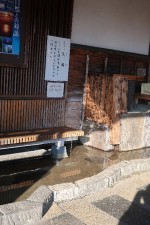 右脇にタオルがある