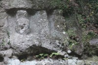 中間に彫られている顔2つ