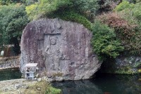 不動尊全体、水に浸っている