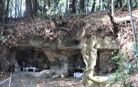 全体、窟が3カ所