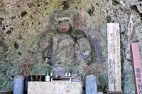 片方の窟の残る像