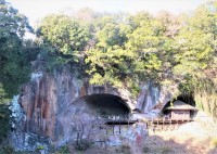 窟と摩崖仏全体、右の建物の隣にも摩崖仏がある